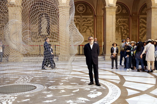 Jaume Plensa poses beside his sculpture of a girl's head in Montserrat (Laura Busquets/ACN)